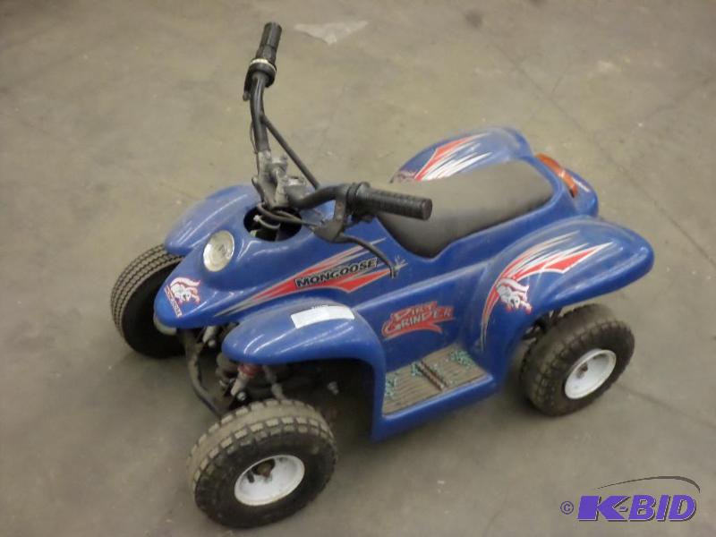 lot 66 image: Mongoose Dirt Grinder Battery Powered ATV, Ru...