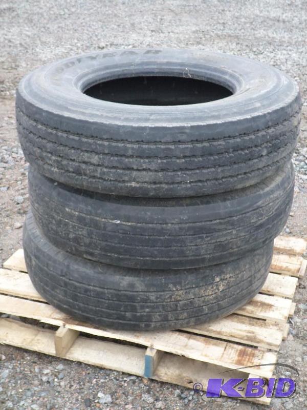 lot 8 image: (3) 29580R22.5 Semi Tires, Good Tread...