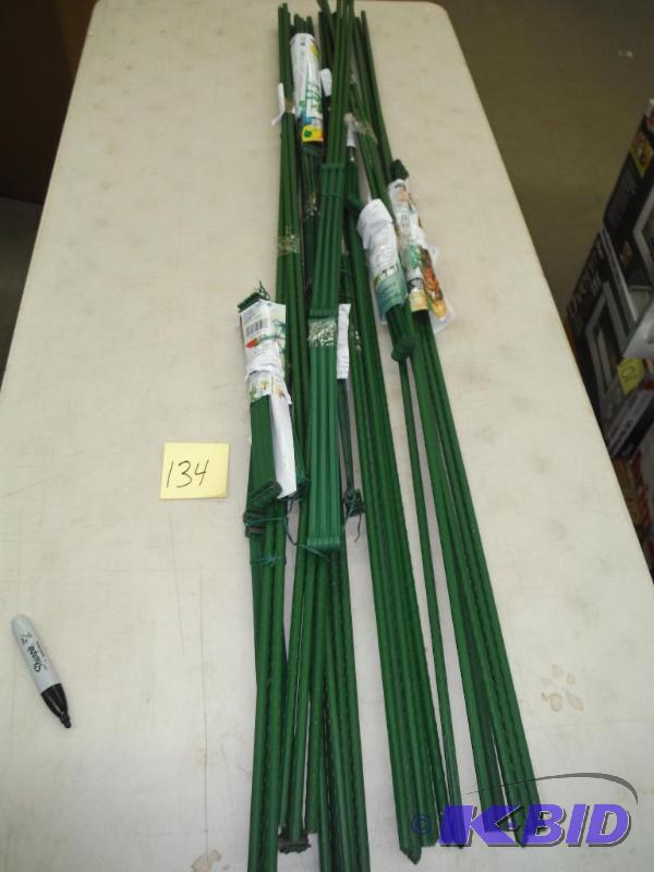 Lot of various tomato plant stakes, see pic, some may be broken.