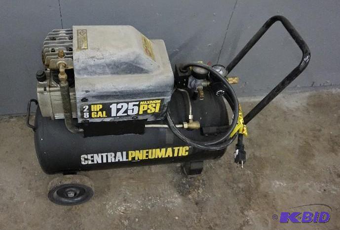 Central Pneumatic 2 hp 8 Gallon Air Compresso...
