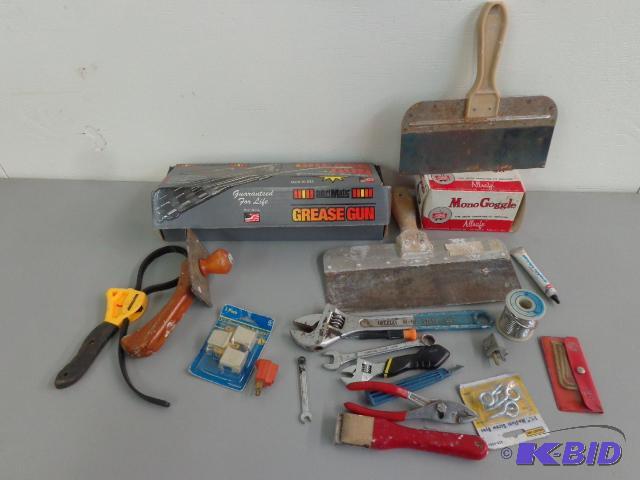 lot 118 image: Assorted Tools   10 and 12 inch mudding spatu...