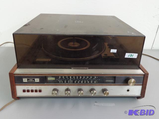 lot 121 image: The Fisher 35 FMAM Stereo Receiver   powers ...