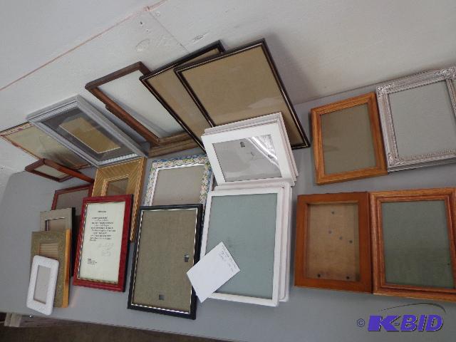 lot 135 image: Box of Assorted Picture Frames   5 x 7 to 10 ...