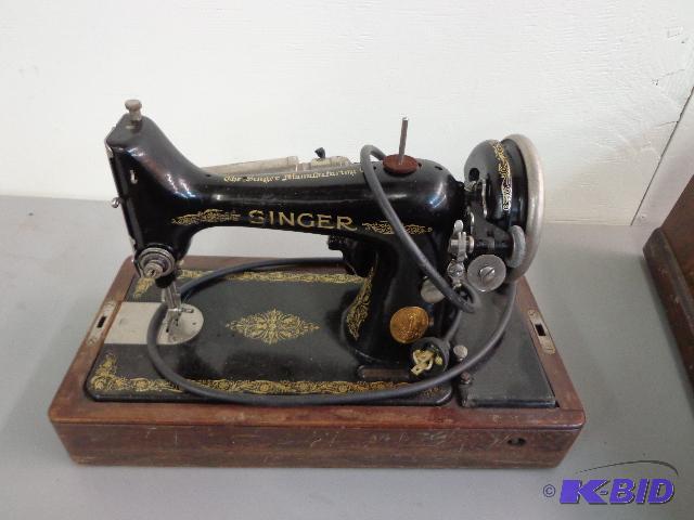 lot 142 image: Singer Sewing Machine in Wooden Case   100-11...