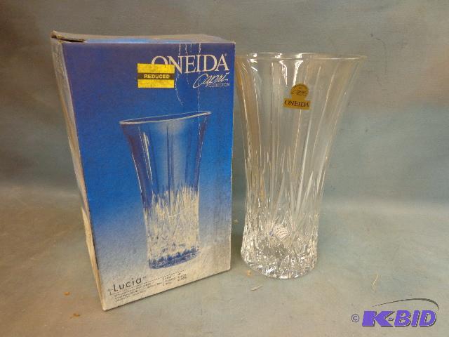 lot 143 image: Oneida Capri Collection Vase   10" tall ...