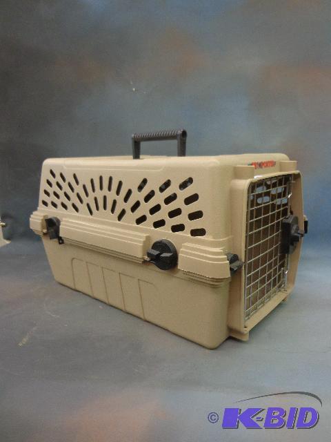lot 162 image: Pet Porter   Deluxe Jr  19 X 13 X 11  Handle ...