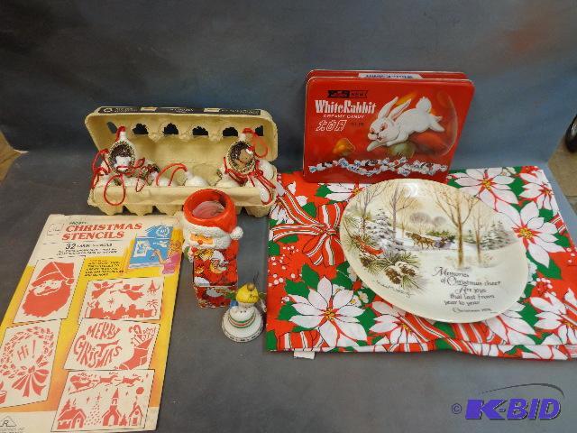 lot 186 image: Assorted Christmas&nbspDecorations   12 deco...