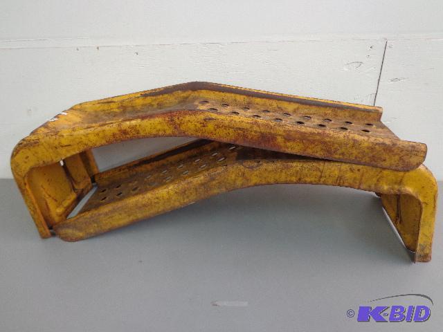 lot 201 image: Car Ramps   32 x 9  set of 2 ...