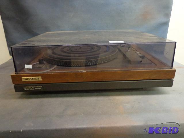 lot 35 image: Pioneer Turnatable   works ...