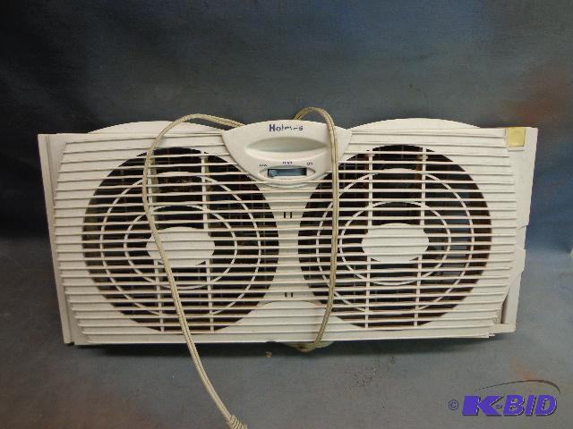lot 82 image: Holmes Window fan   24 x 12  works ...
