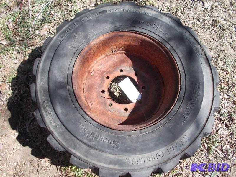 lot 12 image: Skid Loader Rim & Tire, 12-16.5...