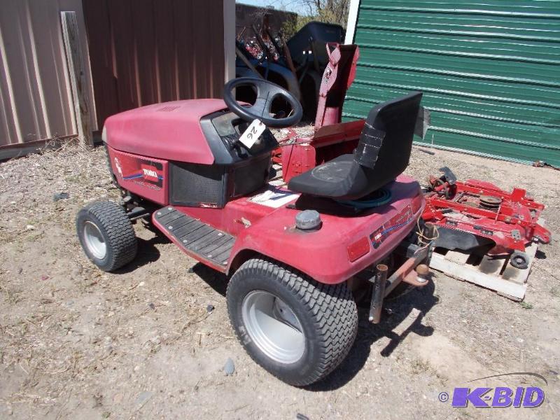 lot 26 image: Toro Wheel Horse Model 520LXI 42" Riding...