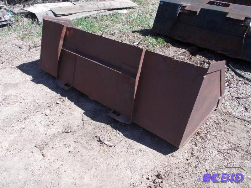 lot 6 image: Skid Loader Snow Bucket, 84"...