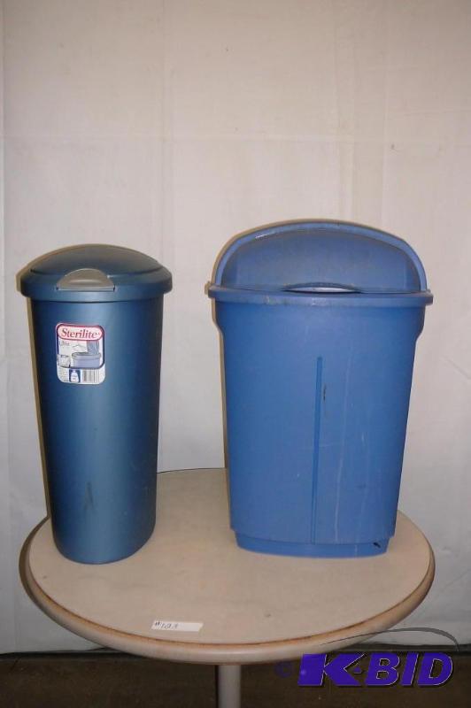 lot 124 image: 2 - Trash Cans with lids...