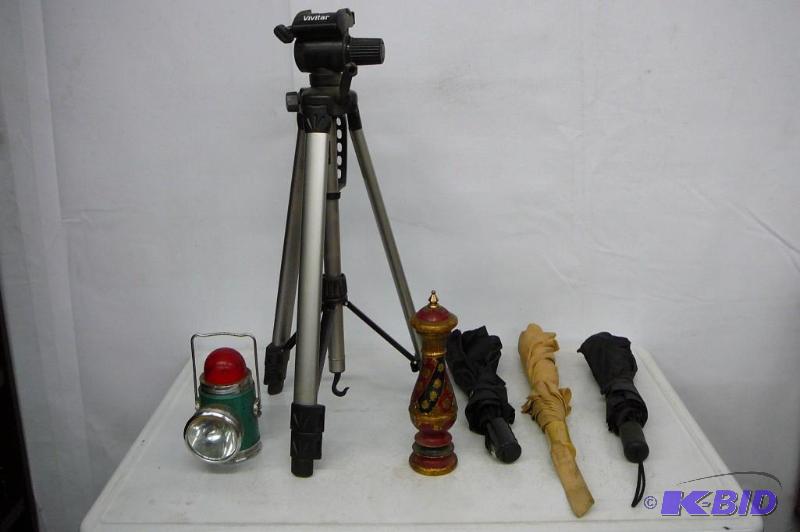 lot 130 image: Lot of Misc Tripod Light Umbrellas...
