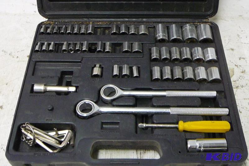 lot 14 image: Tool Kit 14-12 & 34 Sockets  12 ...
