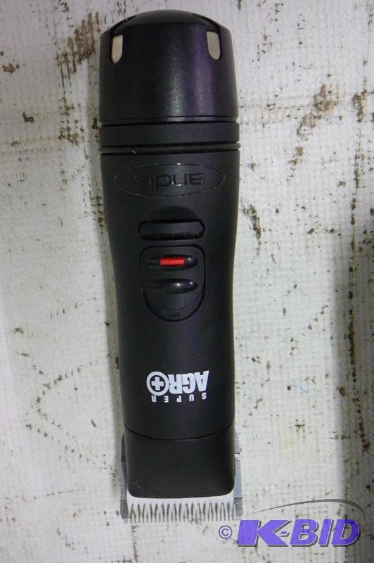 lot 15 image: Clippers Kit with 2 batterys & Charger W...