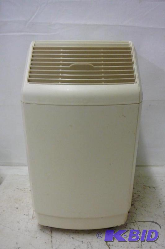 lot 17 image: Room Humidifier Bemis by Essick Air...