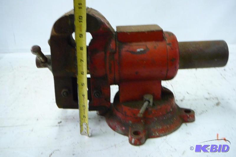 lot 25 image: Large Vise...