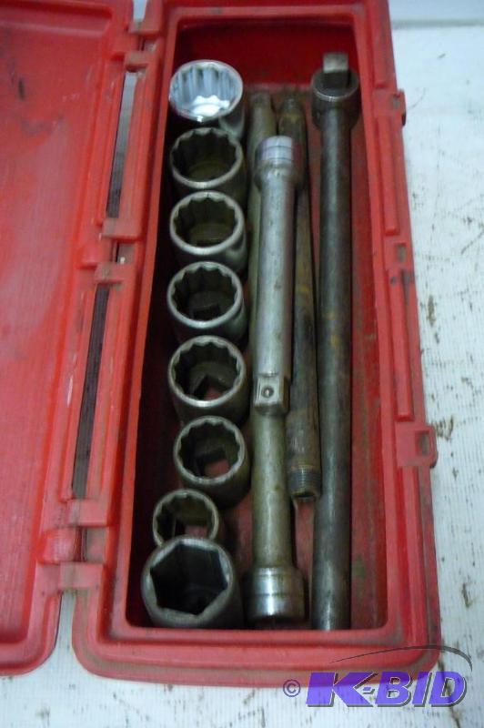 lot 28 image: 34 Sockets Extension  Braker Bar Case&n...