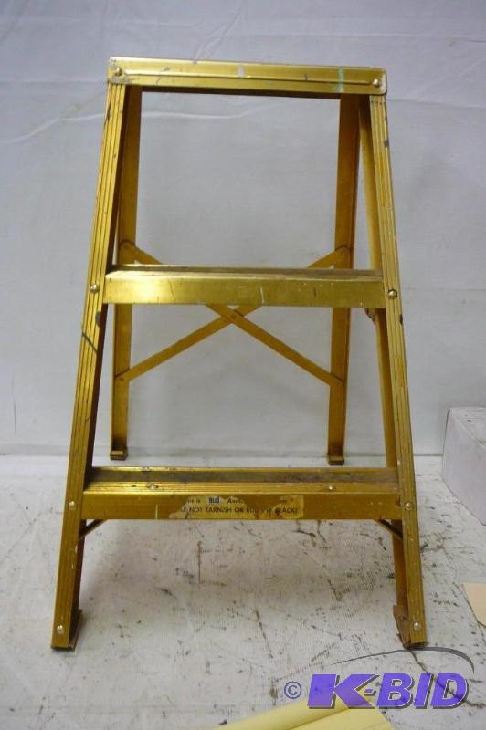 lot 54 image: Alum Step Ladder 25 12 H...