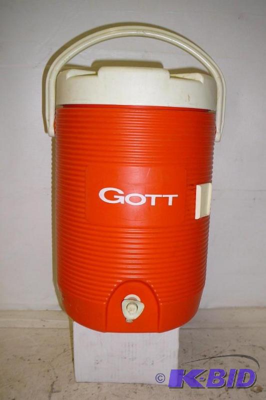 lot 7 image: Gott 3 Gal cooler...