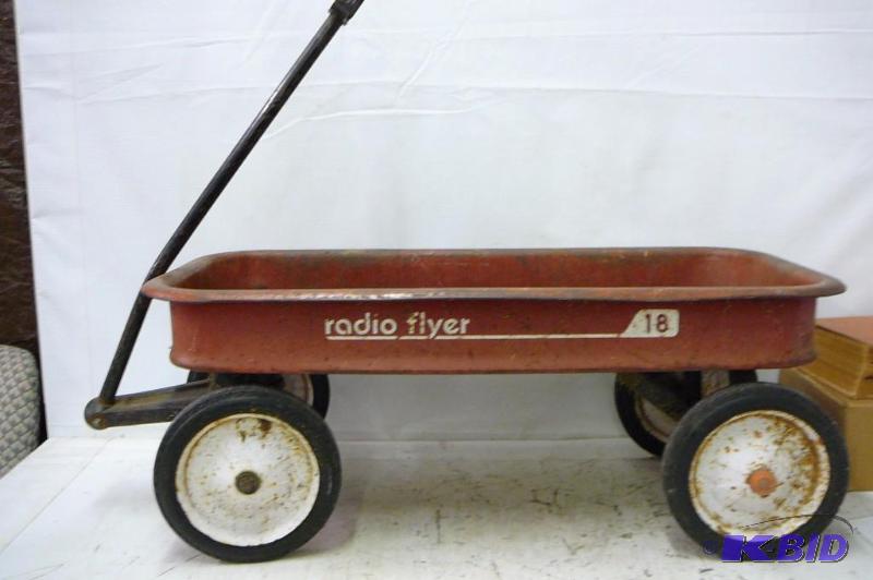 lot 78 image: Radio Flyer 18 Wagon...