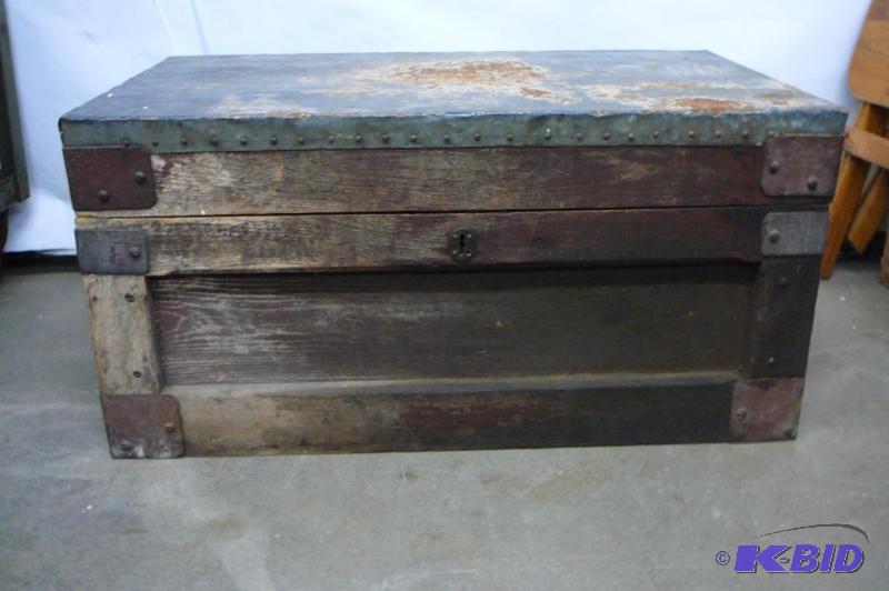 lot 94 image: Wooden Trunk   Oak 20&quotd x 33"...