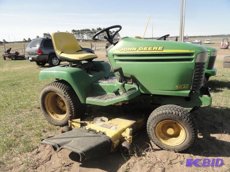 lot 1001 image: JD Riding Lawnmower