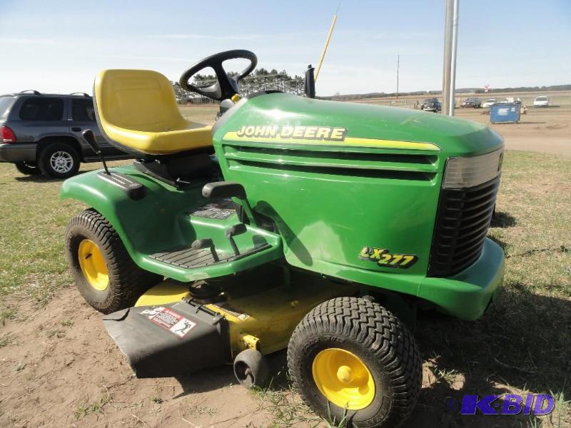 lot 1002 image: JD Riding Lawnmower