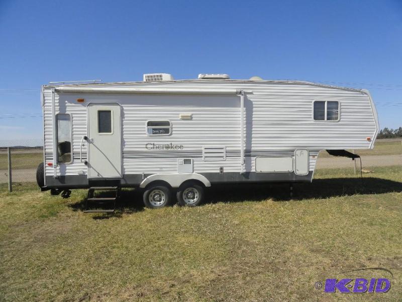 lot 1008 image: 2004 Cherokee Camper