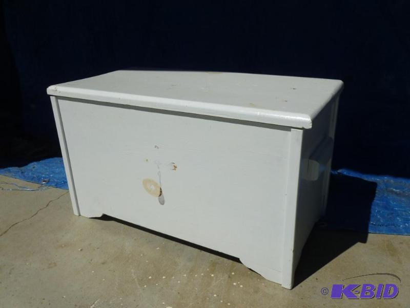 lot 17 image: Nice custom made wooden storage box that meas...