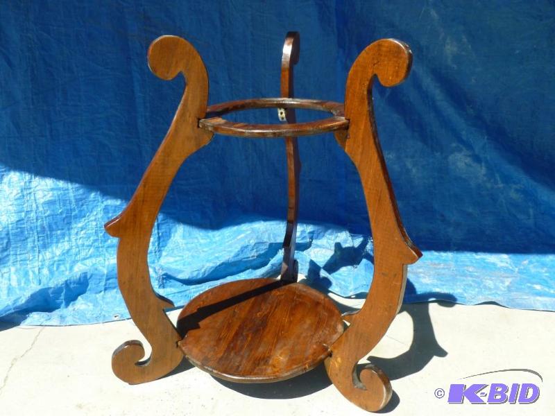 lot 19 image: Nice wooden wash basin and pitcher stand that...
