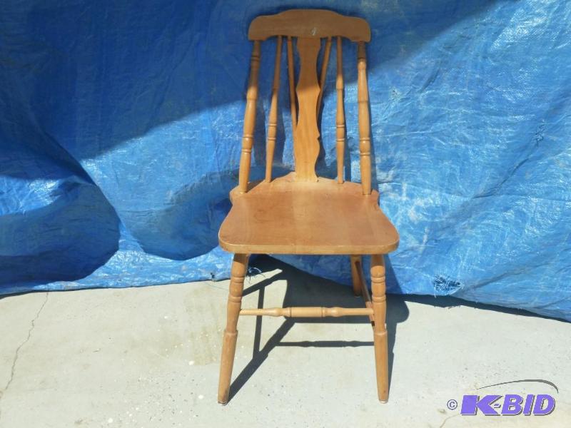 lot 20 image: Vintage maple chair that measures about 16&qu...