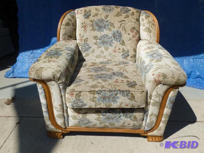 lot 27 image: Beautiful Large Milliken&nbspsolid wood trim...