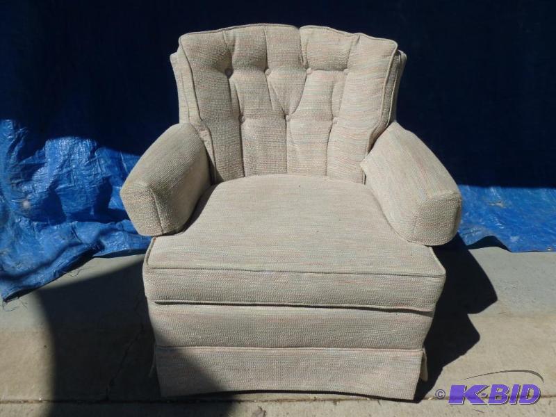 lot 29 image: Nice spring bottom, swivel living room chair,...