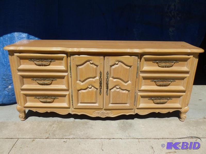 lot 3 image: Beautiful Large Thomasville Nine Drawer Count...