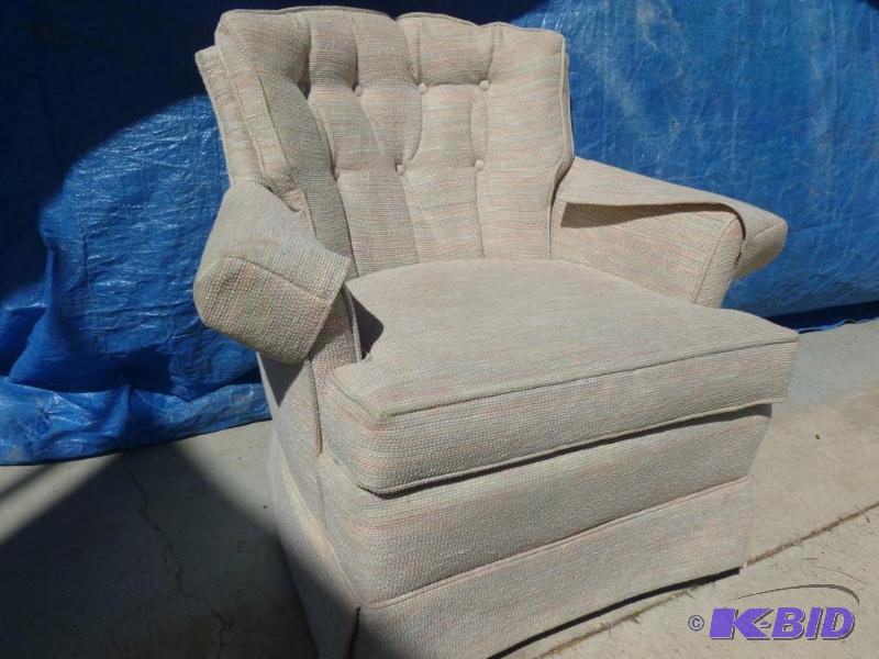 lot 30 image: Nice spring bottom, swivel living room chair,...