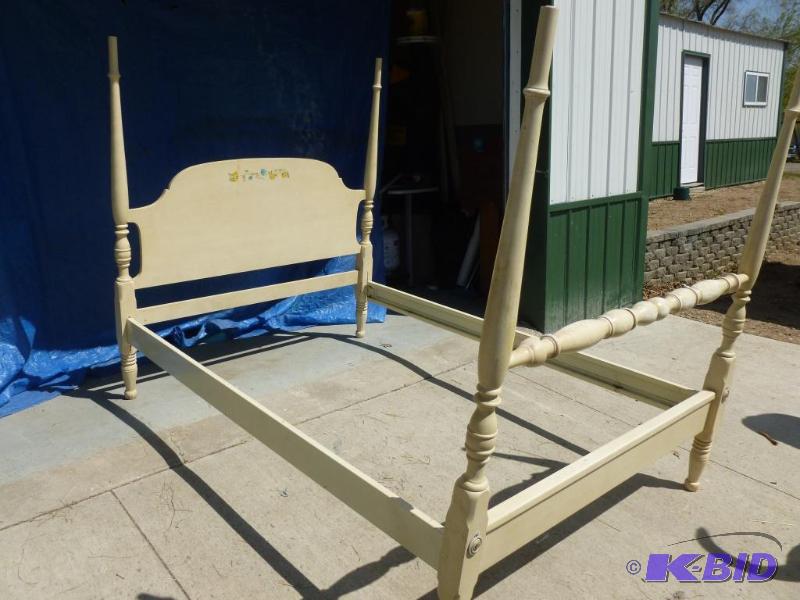 lot 41 image: Kids full size wooden bed frame, heavy duty m...