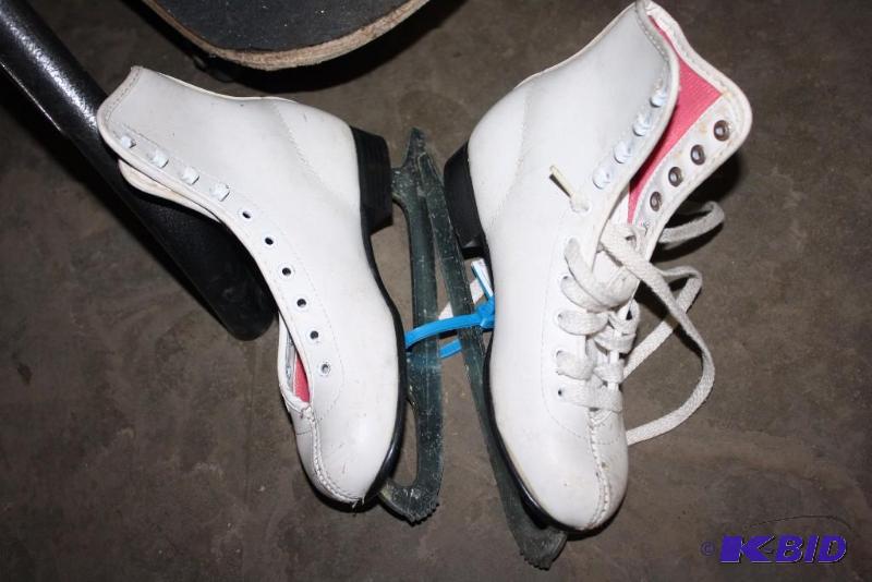 lot 220 image: Womens Figure Skates White wPink Interior Blades Size 3.