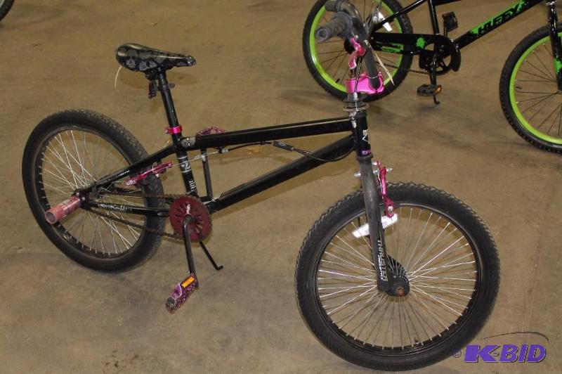 lot 464 image: Miscellaneous BMX Bike Girls Back Pegs Metal Pedals BlackPink.