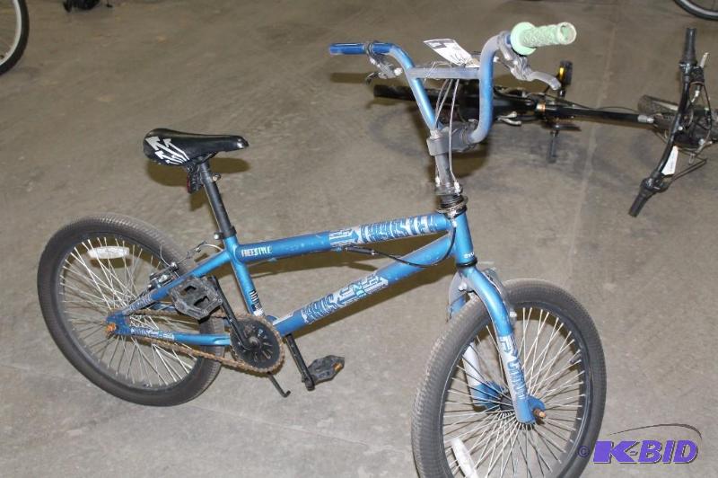 lot 466 image: Thrister Bike 16 Rims Blue Base wSilver Writing Green Handle Bars.