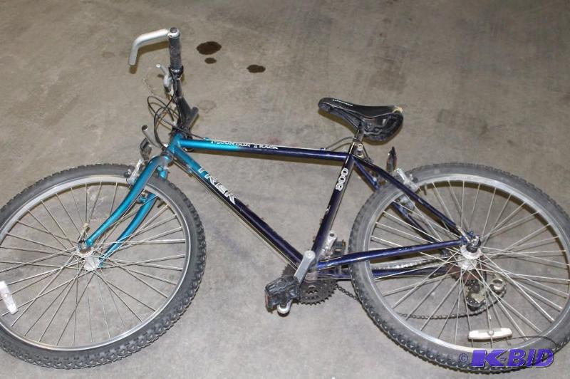 lot 472 image: Trek Bike 22 Rims Blue Light Blue Fading Into A Dark Blue Kick Stand.