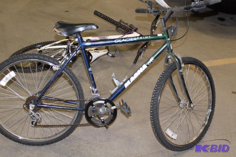 lot 473 image: Glacier Point Bike 22 Rims Water Bottle Holder.