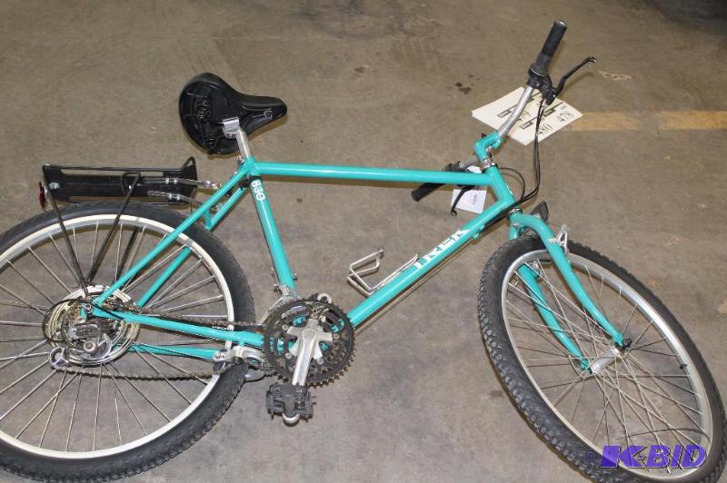 lot 476 image: Trek Bicycle Teal Bike Seat.