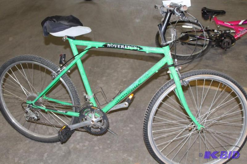 lot 479 image: Free Spirit Mens Bike 22 Rims Sovereign Model Silver Kickstand Gray Seat.