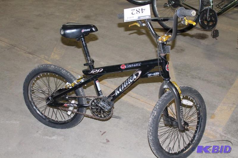 lot 482 image: Razor Kobra Bike Kids Bike Black Bike Seat.