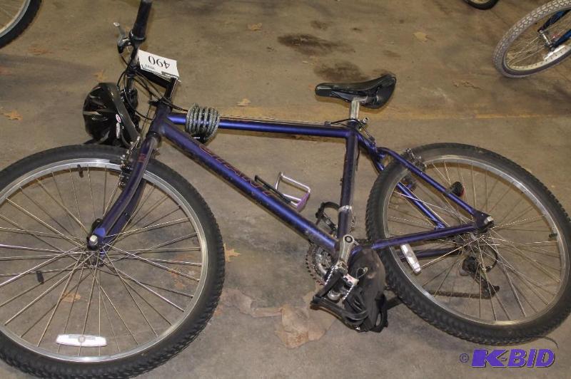 lot 490 image: Giant Mens Mountain Bike 22 Rims Blueish Back Seat 21 Speed Black Bag Cable Lock Black &