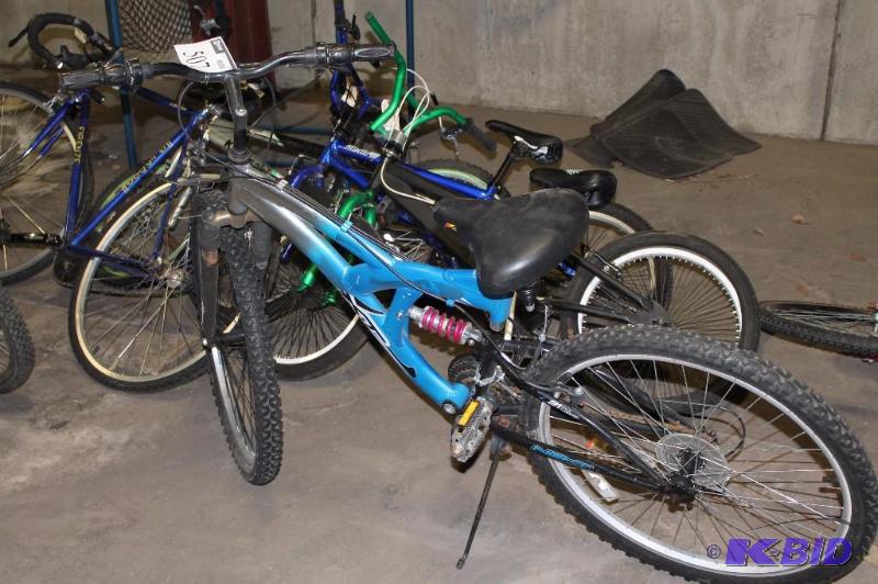 lot 507 image: Miscellaneous Blue Bike 22 Rims.