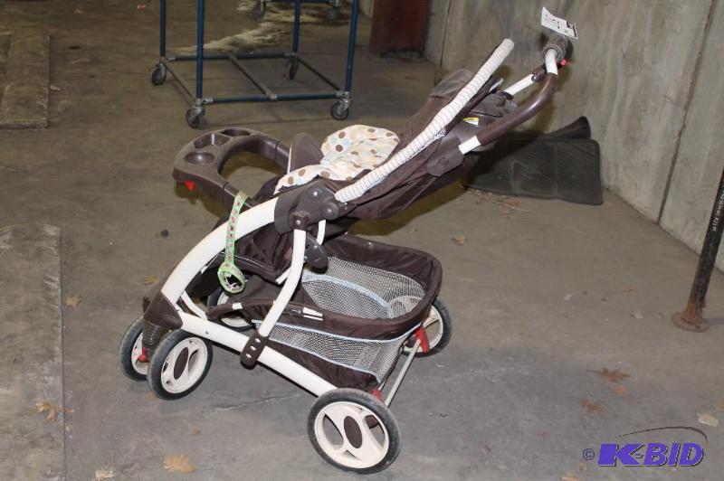 lot 517 image: Single Baby Rolling Push Stroller with Sun Canvas and Back Storage Area.